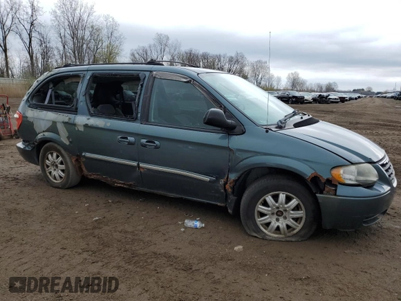 2005 Chrysler Town & Country Touring with VIN 2C4GP54L75R190582, listed as a Copart auction lot 69073993 with 211,299 mi miles and Clean Title. Bid and sale history available at carsss.com. Image 4.