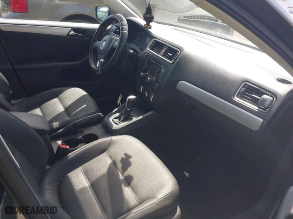 2011 Volkswagen Jetta Sedan SEL w/Sunroof PZEV with VIN 3VWLZ7AJ5BM392506, listed as a IAAI auction lot 39156853 with 110,406 mi miles. Bid and sale history available at carsss.com. Image 5.