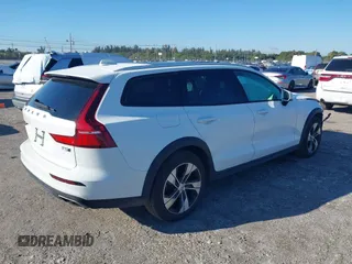 2021 Volvo V60 Cross Country with VIN YV4102WK4M1076911, listed as a IAAI auction lot 41672550 with 58,343 mi miles. Bid and sale history available at carsss.com. Image 4.