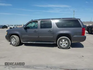 2010 Chevrolet Suburban LS z VIN 1GNUKHE36AR207087, wystawiony jako IAAI lot #41729820 z przebiegiem 266 177 mil mil oraz . Historia ofert i sprzedaży dostępna na DreamBid. Obrazek 14.