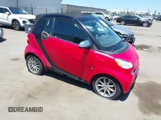 2011 Smart fortwo Passion z VIN WMEEK3BA7BK427739, wystawiony jako IAAI lot #42224225 z przebiegiem 31 675 mil mil oraz . Historia ofert i sprzedaży dostępna na DreamBid. Obrazek 1.