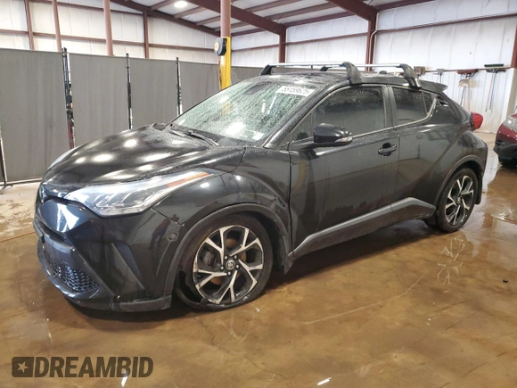 2021 Toyota C-HR LE z VIN NMTKHMBX8MR122450, wystawiony jako Copart lot #55159625 z przebiegiem 44 999 mil mil oraz Szkoda całkowita • Salvage title. Historia ofert i sprzedaży dostępna na DreamBid. Obrazek 1.