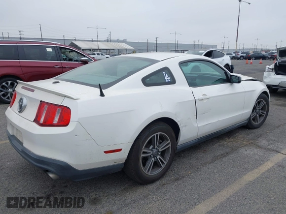 2011 Ford Mustang V6 z VIN 1ZVBP8AM6B5123048, wystawiony jako IAAI lot #42580989 z przebiegiem 192 185 mil mil oraz . Historia ofert i sprzedaży dostępna na DreamBid. Obrazek 4.
