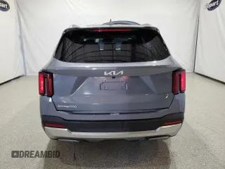 2024 Kia Sorento S z VIN 5XYRL4JC4RG257605, wystawiony jako Copart lot #56422215 z przebiegiem 24 422 mil mil oraz Czysty tytuł • Clean title. Historia ofert i sprzedaży dostępna na DreamBid. Obrazek 6.