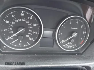 2011 BMW 3 Series 328i xDrive z VIN WBAPK5G56BNN30421, wystawiony jako IAAI lot #42536633 z przebiegiem Nie podano mil oraz . Historia ofert i sprzedaży dostępna na DreamBid. Obrazek 7.