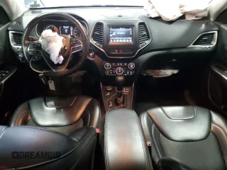 2020 Jeep Cherokee Latitude Plus z VIN 1C4PJMLN5LD553329, wystawiony jako Copart lot #56834895 z przebiegiem 63 582 mil mil oraz Szkoda całkowita • Salvage title. Historia ofert i sprzedaży dostępna na DreamBid. Obrazek 8.