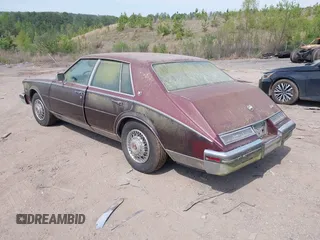 1985 Cadillac Seville z VIN 1G6KS6989FE821515, wystawiony jako IAAI lot #42009508 z przebiegiem 13 600 mil mil oraz . Historia ofert i sprzedaży dostępna na DreamBid. Obrazek 3.