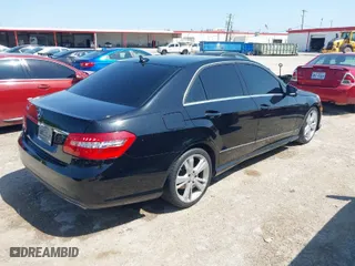 2013 Mercedes-Benz E-Class E 350 Luxury with VIN WDDHF5KB0DA752171, listed as a IAAI auction lot 41929432 with 126,051 mi miles. Bid and sale history available at carsss.com. Image 4.