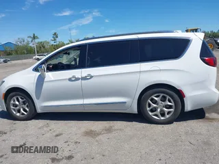 2020 Chrysler Pacifica Limited z VIN 2C4RC1GG9LR139786, wystawiony jako IAAI lot #41857783 z przebiegiem 105 182 mil mil oraz . Historia ofert i sprzedaży dostępna na DreamBid. Obrazek 14.