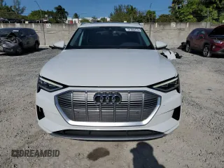 2022 Audi e-tron Premium z VIN WA1AAAGE0NB023860, wystawiony jako Copart lot #57395415 z przebiegiem 52 335 mil mil oraz Nie do naprawy. Historia ofert i sprzedaży dostępna na DreamBid. Obrazek 5.