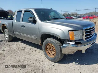 2013 GMC Sierra 1500 SLE z VIN 1GTR2VE74DZ105579, wystawiony jako IAAI lot #42101936 z przebiegiem 139 264 mil mil oraz . Historia ofert i sprzedaży dostępna na DreamBid. Obrazek 1.