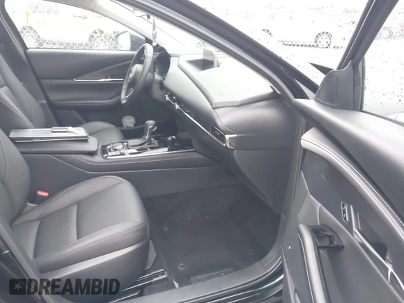 2025 Mazda CX-30 S Carbon Edition z VIN 3MVDMBCM9SM783429, wystawiony jako IAAI lot #42065729 z przebiegiem 4 940 mil mil oraz . Historia ofert i sprzedaży dostępna na DreamBid. Obrazek 5.