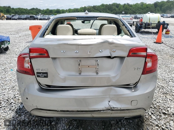 2015 Volvo S60 T5 Drive-E Premier z VIN YV140MFK2F1362846, wystawiony jako Copart lot #56112245 z przebiegiem 39 267 mil mil oraz Szkoda całkowita • Salvage title. Historia ofert i sprzedaży dostępna na DreamBid. Obrazek 6.