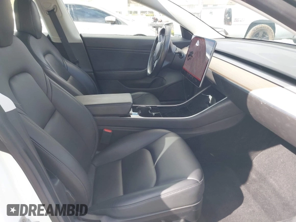 2018 Tesla Model 3 Long Range Battery z VIN 5YJ3E1EA8JF162130, wystawiony jako IAAI lot #41933015 z przebiegiem 50 081 mil mil oraz . Historia ofert i sprzedaży dostępna na DreamBid. Obrazek 5.