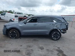2024 Kia Sorento S z VIN 5XYRL4JC0RG295445, wystawiony jako IAAI lot #41989500 z przebiegiem 6 583 mil mil oraz . Historia ofert i sprzedaży dostępna na DreamBid. Obrazek 13.