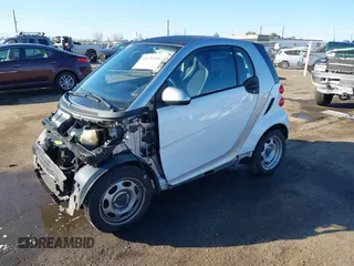 2015 Smart fortwo Passion z VIN WMEEJ3BA7FK805194, wystawiony jako IAAI lot #41676265 z przebiegiem 47 096 mil mil oraz . Historia ofert i sprzedaży dostępna na DreamBid. Obrazek 18.