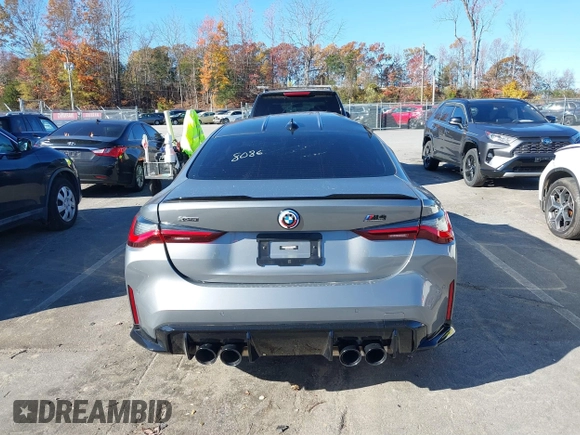 2023 BMW M4 Competition xDrive с VIN WBS43AZ01PCM48086, выставлен на аукционе IAAI как лот 40899240 с пробегом 9 597 миль миль и . История ставок и продаж доступна на DreamBid. Изображение 17.