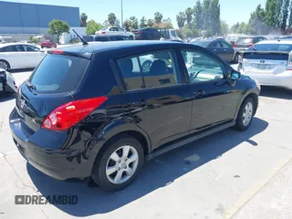 2009 Nissan Versa S z VIN 3N1BC13E09L393627, wystawiony jako IAAI lot #42301217 z przebiegiem 135 492 mil mil oraz . Historia ofert i sprzedaży dostępna na DreamBid. Obrazek 4.