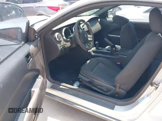 2007 Ford Mustang Deluxe z VIN 1ZVFT80N775248994, wystawiony jako IAAI lot #42503507 z przebiegiem 81 703 mil mil oraz . Historia ofert i sprzedaży dostępna na DreamBid. Obrazek 12.
