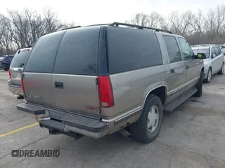 1998 GMC Suburban z VIN 3GKFK16R1WG510379, wystawiony jako IAAI lot #41859604 z przebiegiem 300 493 mil mil oraz . Historia ofert i sprzedaży dostępna na DreamBid. Obrazek 4.