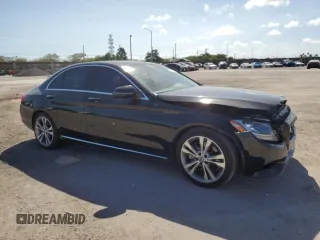 2018 Mercedes-Benz C 300 z VIN 55SWF4JB3JU279901, wystawiony jako Copart lot #45279765 z przebiegiem 100 768 mil mil oraz Szkoda całkowita • Salvage title. Historia ofert i sprzedaży dostępna na DreamBid. Obrazek 4.