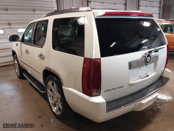 2007 Cadillac Escalade with VIN 1GYFK63827R341831, listed as a IAAI auction lot 41813021 with 175,112 mi miles. Bid and sale history available at carsss.com. Image 3.