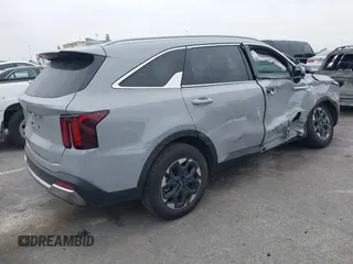2025 Kia Sorento S z VIN 5XYRL4JC1SG334274, wystawiony jako IAAI lot #41820190 z przebiegiem 8 336 mil mil oraz . Historia ofert i sprzedaży dostępna na DreamBid. Obrazek 4.