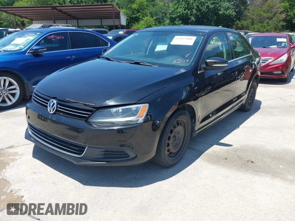 2013 Volkswagen Jetta SE z VIN 3VWDX7AJ8DM256805, wystawiony jako IAAI lot #42457900 z przebiegiem 236 442 mil mil oraz . Historia ofert i sprzedaży dostępna na DreamBid. Obrazek 2.