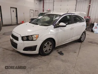 2012 Chevrolet Sonic LT z VIN 1G1JC5SH3C4105827, wystawiony jako IAAI lot #41580695 z przebiegiem 193 398 mil mil oraz . Historia ofert i sprzedaży dostępna na DreamBid. Obrazek 2.