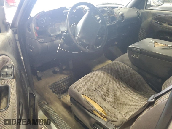 2001 Dodge 1500 z VIN 1B7HC13YX1J513883, wystawiony jako Copart lot #55607775 z przebiegiem Nie podano mil oraz Szkoda całkowita • Salvage title. Historia ofert i sprzedaży dostępna na DreamBid. Obrazek 8.