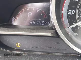 2014 Mazda 3 i Grand Touring z VIN JM1BM1M75E1151329, wystawiony jako IAAI lot #42248334 z przebiegiem 138 748 mil mil oraz . Historia ofert i sprzedaży dostępna na DreamBid. Obrazek 15.