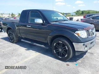 2007 Nissan Frontier SE z VIN 1N6AD06U57C425321, wystawiony jako IAAI lot #42375547 z przebiegiem 140 642 mil mil oraz . Historia ofert i sprzedaży dostępna na DreamBid. Obrazek 1.