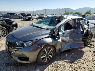 2024 Nissan Versa SV z VIN 3N1CN8EV5RL907766, wystawiony jako Copart lot #57693885 z przebiegiem Nie podano mil oraz Szkoda całkowita • Salvage title. Historia ofert i sprzedaży dostępna na DreamBid. Obrazek 1.