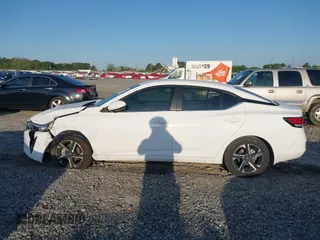 2025 Nissan Sentra SV z VIN 3N1AB8CVXSY205535, wystawiony jako IAAI lot #42012313 z przebiegiem 5460 mil mil oraz . Historia ofert i sprzedaży dostępna na DreamBid. Obrazek 14.