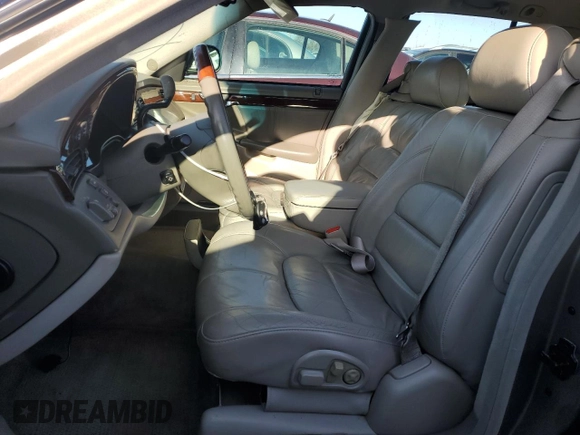 2002 Cadillac DeVille DHS z VIN 1G6KE57Y32U107755, wystawiony jako Copart lot #52811235 z przebiegiem 111 141 mil mil oraz Nie do naprawy. Historia ofert i sprzedaży dostępna na DreamBid. Obrazek 7.