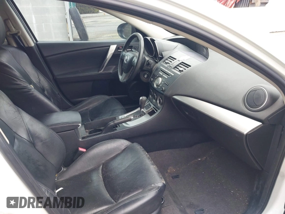 2011 Mazda 3 S Grand Touring z VIN JM1BL1M69B1411625, wystawiony jako IAAI lot #41778143 z przebiegiem 133 987 mil mil oraz . Historia ofert i sprzedaży dostępna na DreamBid. Obrazek 5.