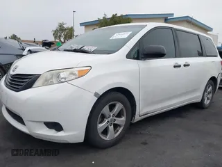 2017 Toyota Sienna L z VIN 5TDZZ3DC2HS800102, wystawiony jako IAAI lot #42151872 z przebiegiem 182 675 mil mil oraz . Historia ofert i sprzedaży dostępna na DreamBid. Obrazek 2.