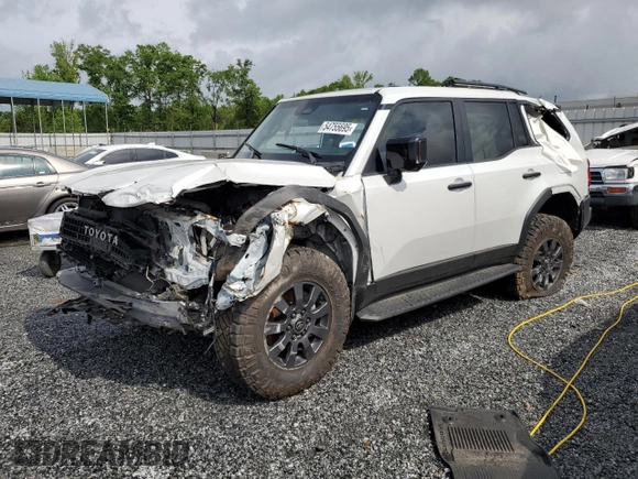 2024 Toyota Land Cruiser z VIN JTEABFAJ9RK004196, wystawiony jako Copart lot #54755695 z przebiegiem Nie podano mil oraz Szkoda całkowita • Salvage title. Historia ofert i sprzedaży dostępna na DreamBid. Obrazek 1.