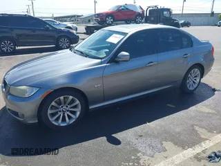 2011 BMW 3 Series 328i xDrive z VIN WBAPK5G52BNN81964, wystawiony jako IAAI lot #42206128 z przebiegiem 118 752 mil mil oraz . Historia ofert i sprzedaży dostępna na DreamBid. Obrazek 2.