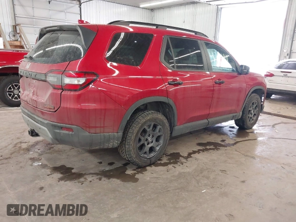 2024 Honda Pilot TrailSport with VIN 5FNYG1H62RB015787, listed as a IAAI auction lot 41261818 with 39,324 mi miles. Bid and sale history available at carsss.com. Image 4.
