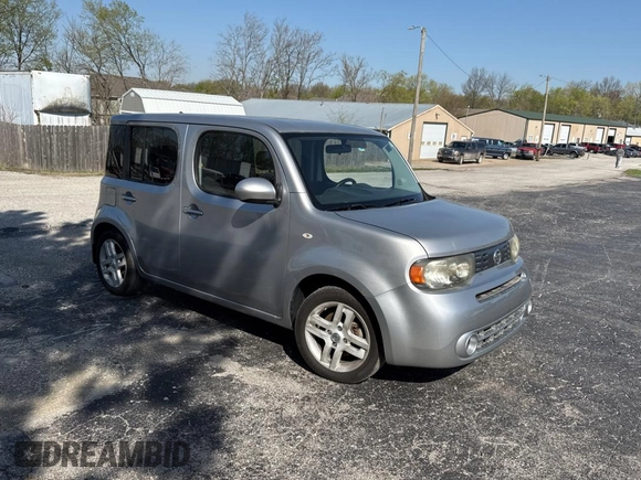 2010 Nissan Cube S z VIN JN8AZ2KR1AT156280, wystawiony jako Copart lot #52337085 z przebiegiem 141 330 mil mil oraz Czysty tytuł • Clean title. Historia ofert i sprzedaży dostępna na DreamBid. Obrazek 1.