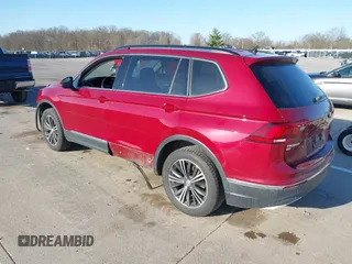 2018 Volkswagen Tiguan SEL z VIN 3VV2B7AX6JM039344, wystawiony jako IAAI lot #41934536 z przebiegiem 93 838 mil mil oraz . Historia ofert i sprzedaży dostępna na DreamBid. Obrazek 3.