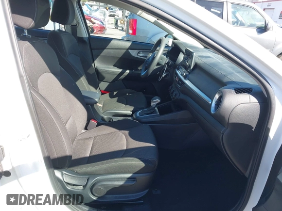 2023 Kia Forte LXS z VIN 3KPF24AD3PE599829, wystawiony jako IAAI lot #41740903 z przebiegiem 20 548 mil mil oraz . Historia ofert i sprzedaży dostępna na DreamBid. Obrazek 5.