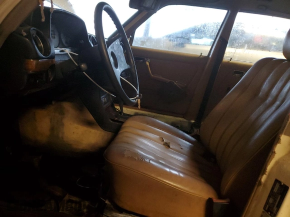 1983 Mercedes-Benz 300 D с VIN WDBAB33A0DB024215, выставлен на аукционе Copart как лот 82224054 с пробегом 101 197 миль миль и Чистый • Clean title. История ставок и продаж доступна на DreamBid. Изображение 7.