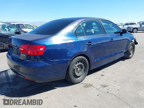 2011 Volkswagen Jetta Sedan SE w/Convenience & Sunroof PZEV with VIN 3VWDZ7AJ5BM068069, listed as a IAAI auction lot 41866154 with 215,407 mi miles. Bid and sale history available at carsss.com. Image 4.