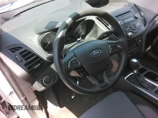 2017 Ford Escape SE z VIN 1FMCU0GD0HUC68492, wystawiony jako IAAI lot #42511081 z przebiegiem 55 522 mil mil oraz . Historia ofert i sprzedaży dostępna na DreamBid. Obrazek 1.