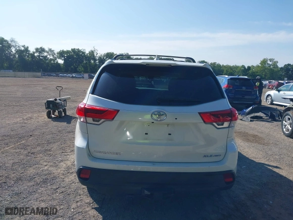 2019 Toyota Highlander SE with VIN 5TDJZRFH3KS626556, listed as a IAAI auction lot 39958875 with 75,053 mi miles. Bid and sale history available at carsss.com. Image 17.