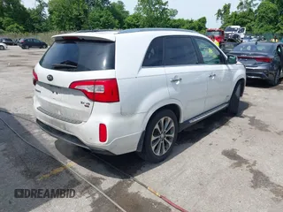 2014 Kia Sorento SX z VIN 5XYKWDA70EG541044, wystawiony jako IAAI lot #42301841 z przebiegiem 196 550 mil mil oraz . Historia ofert i sprzedaży dostępna na DreamBid. Obrazek 4.