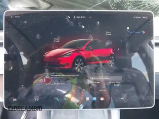 2023 Tesla Model Y Long Range z VIN 7SAYGDEE2PF863200, wystawiony jako IAAI lot #41805168 z przebiegiem 25 480 mil mil oraz . Historia ofert i sprzedaży dostępna na DreamBid. Obrazek 19.