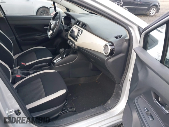 2022 Nissan Versa SV z VIN 3N1CN8EV4NL848302, wystawiony jako IAAI lot #41364363 z przebiegiem 18 556 mil mil oraz . Historia ofert i sprzedaży dostępna na DreamBid. Obrazek 5.